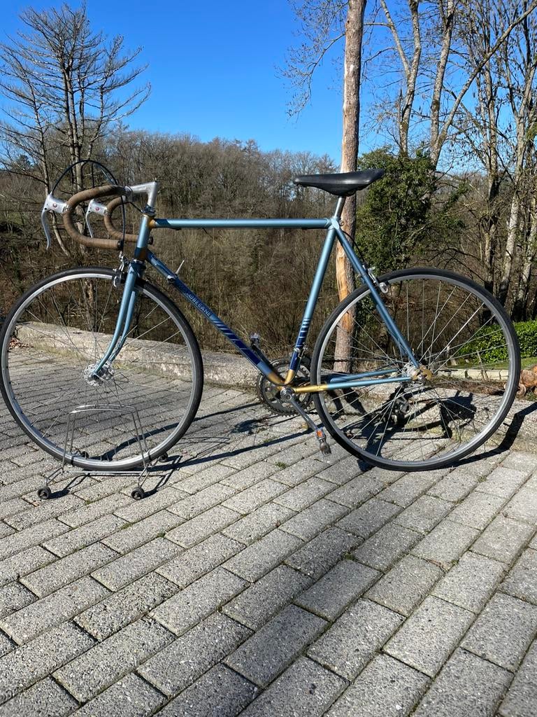 Oude Motobecane-fiets (gereviseerd vóór verkoop), Ophalen