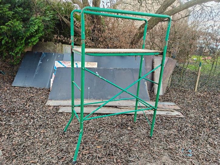 Kleine steiger met een beetje prutswerk aan WEG IS WEG, Doe-het-zelf en Bouw, Steigers, Gebruikt, Overige typen, 2 tot 5 meter