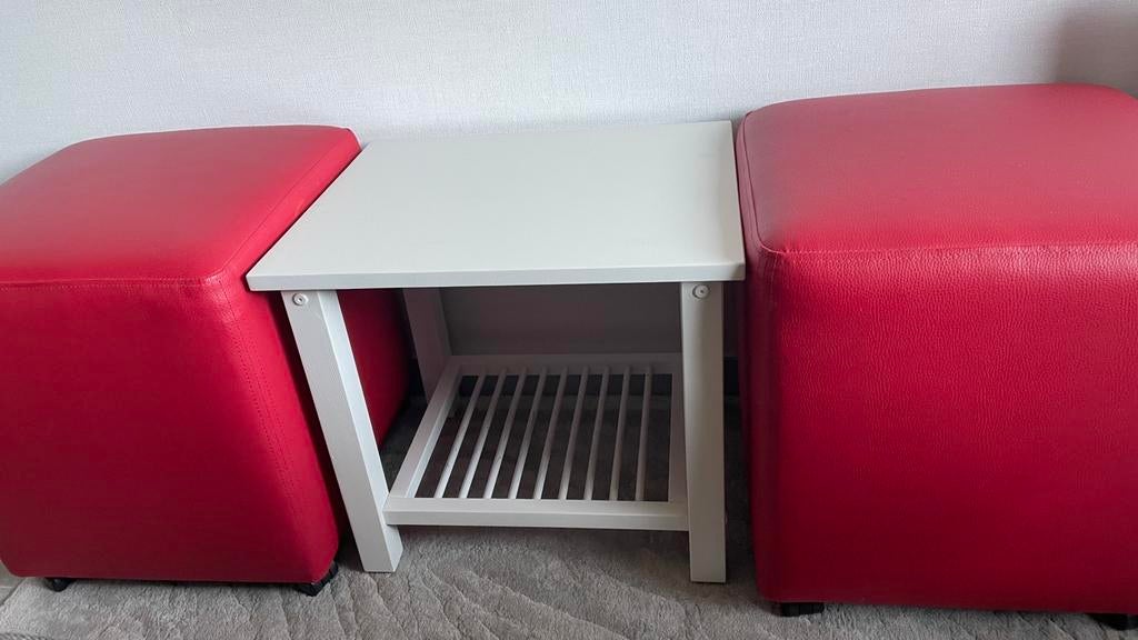 2 poefs op wieltjes met bijzettafelje, Huis en Inrichting, Ophalen, Zo goed als nieuw