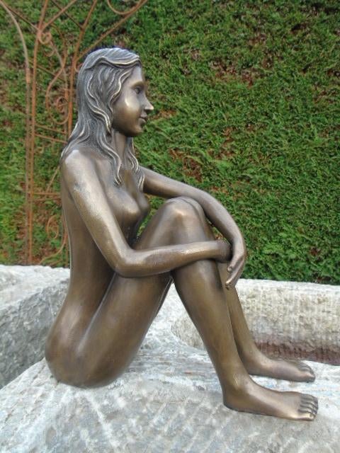 bronzen beeld van een naakte zittende vrouw., Tuin en Terras, Tuinwanddecoratie, Nieuw, Ophalen of Verzenden