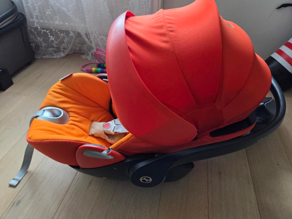Cosy Cybex + base pour voiture.