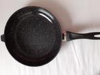 Grote gietijzeren pan van 33 cm. ook inductie, Gebruikt, Ophalen of Verzenden, Koekenpan of Braadpan, Gietijzer