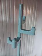 Pastelblauwe kapstok Makio Hasuike, Enlèvement