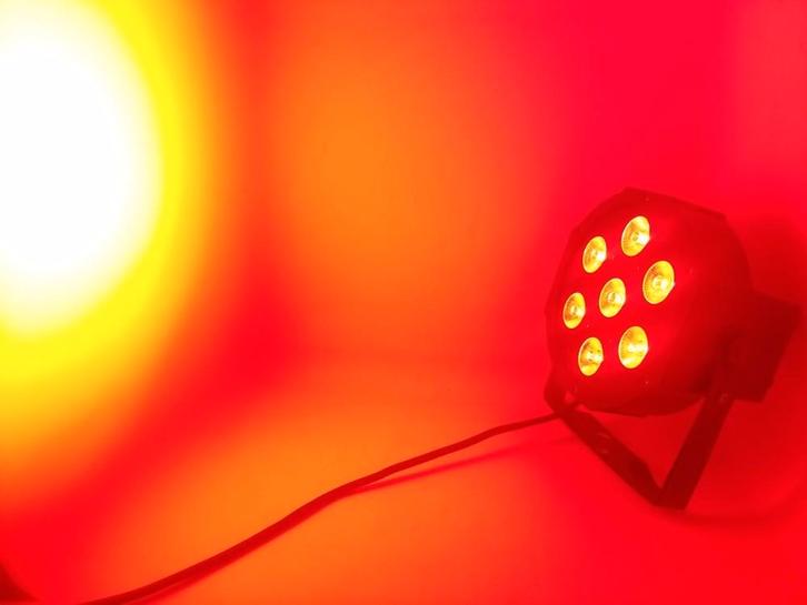 Nieuwe FIRST CLASS 7 X 24 W RGBWAUV FLAT LED PAR, Muziek en Instrumenten, Licht en Laser, Nieuw, Licht, Geluidgestuurd, Kleur