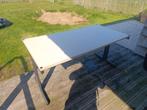 Stevige tafel met ijzeren onderbouw, Ophalen