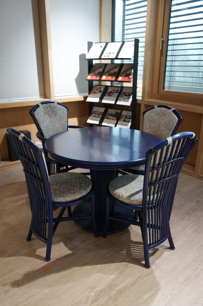 Table ronde en rotin bleu avec 4 chaises assorties, Maison & Meubles, 100 à 150 cm, Quatre personnes, Rond, 100 à 150 cm
