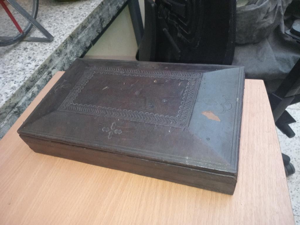 Oude houten kist bekleed met leer (eind 19e — begin 20e ), Antiek en Kunst, Ophalen of Verzenden