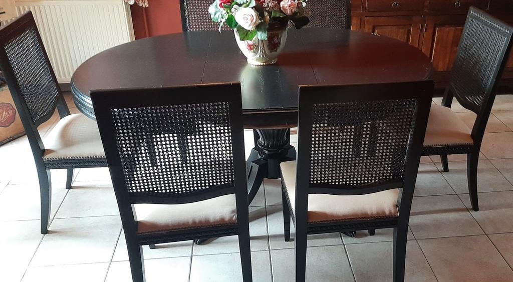 Table ronde avec six chaises., Maison & Meubles, Salles à manger complètes, Enlèvement