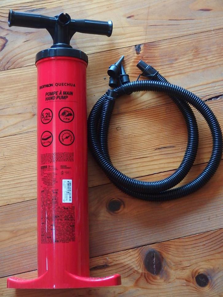 Handpomp dubbele stroom 5,2 l nieuwstaat   camping, Caravans en Kamperen, Luchtpompen, Zo goed als nieuw, Handmatig, Ophalen of Verzenden