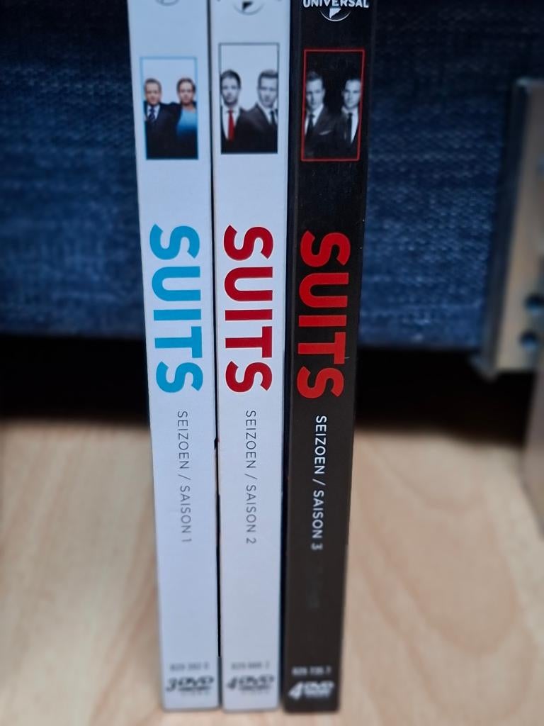 Suits - seizoen 1 + 2 + 3, CD & DVD, DVD | TV & Séries télévisées, À partir de 12 ans, Enlèvement, Comme neuf, Non fictionnel