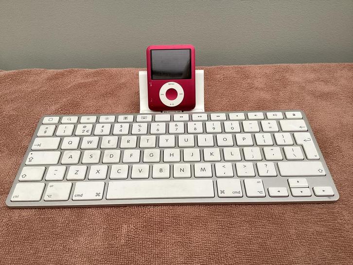 VINTAGE APPLE IPOD NANO 3 G LIMITED RED, Computers en Software, Toetsenborden, Zo goed als nieuw, Ophalen