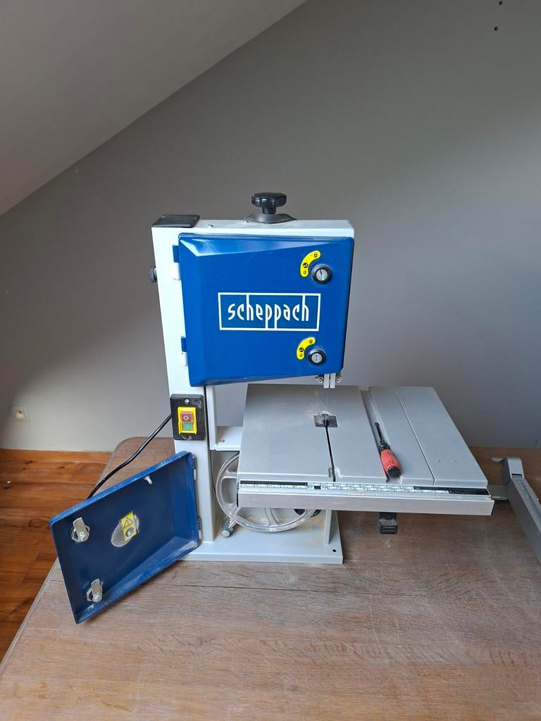 Scie à ruban en bonne état de fonctionnement