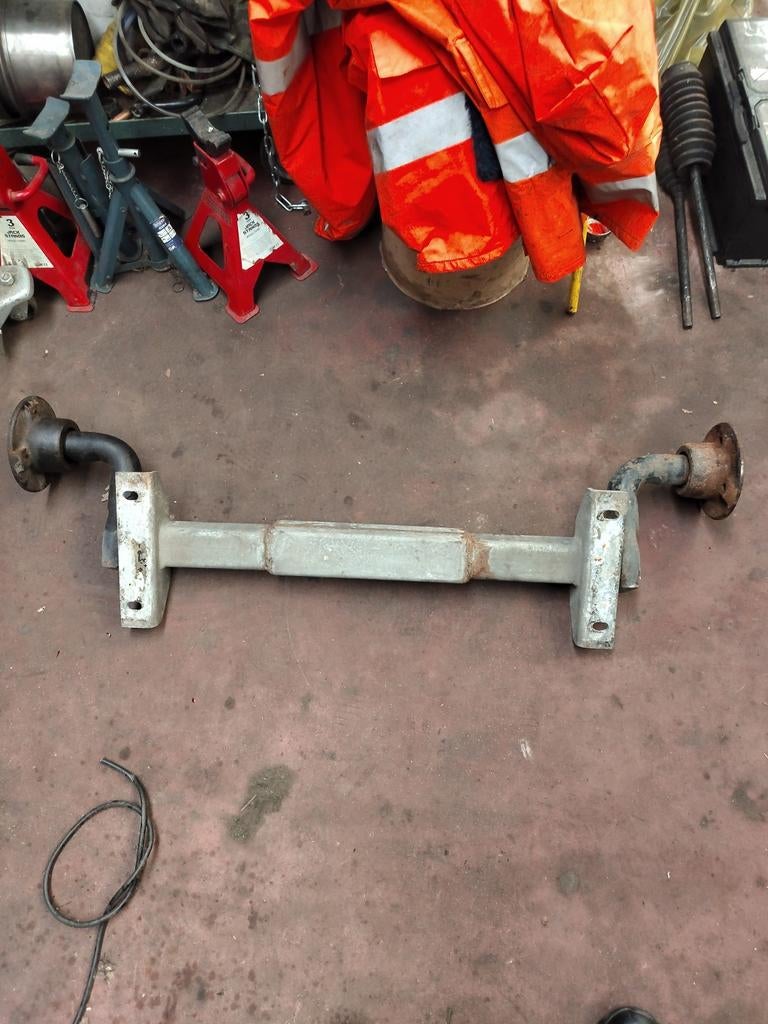 Essieu 750 kg 66 cm x 16 cm en très bon état