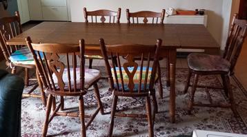 Mooie uittrekbare tafel met bijpassende stoelen beschikbaar voor biedingen