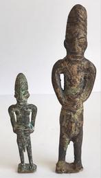 Deux statuettes masculines en bronze, art artisanal Africain