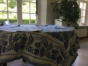Katoenen Tafellaken en vier bijpassende servetten beschikbaar voor biedingen