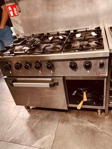 Gasfornuis met 6 branders op gasoven GN 2/1 en neutrale beschikbaar voor biedingen