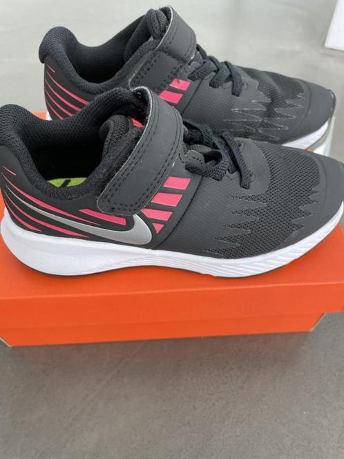 Roze sportschoenen van NIKE maat 28, Kinderen en Baby's, Kinderkleding | Schoenen en Sokken, Zo goed als nieuw, Sportschoenen