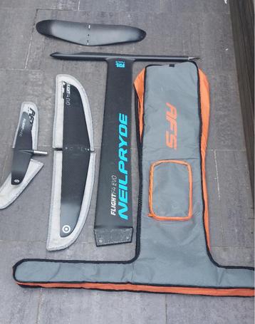 Windfoil F4 Evo Neilpryde 2 ailes et Housses beschikbaar voor biedingen