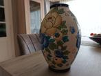 Mooie oude zeldzame vaas te koop ,geschulpteerde bloemen, Antiquités & Art, Antiquités | Vases, Enlèvement ou Envoi