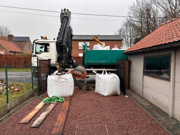 Transport diensten - vrachtwagen met laadkraan en container beschikbaar voor biedingen