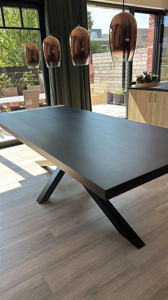 Eikenhouten tafel met stalen voet, Huis en Inrichting, Tafels | Eettafels, Eikenhout, Ophalen