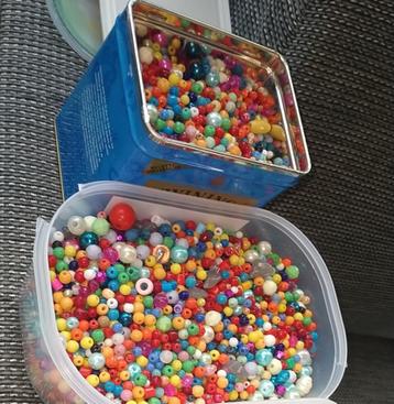 2 Bakken met veel regenboog/Parel kralen beschikbaar voor biedingen