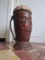 oude djembe, een Afrikaanse handtrommel., Enlèvement