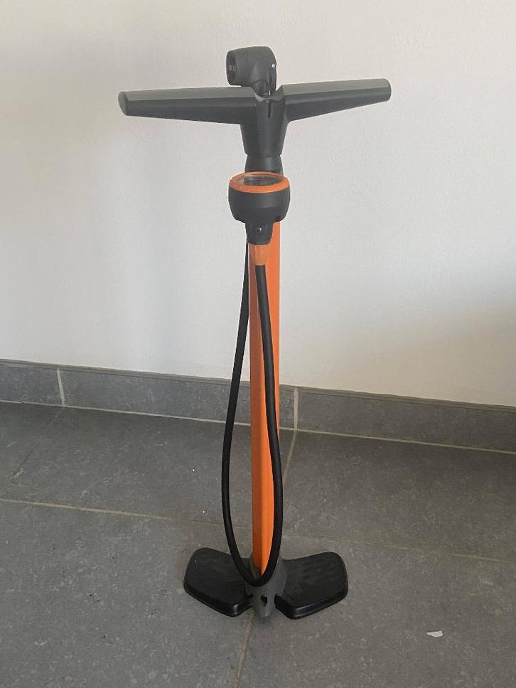 Oranje handpomp voor fiets, met drukmeter, Fietsen en Brommers, Fietsaccessoires | Fietspompen, Zo goed als nieuw, Drukmeter, Ophalen