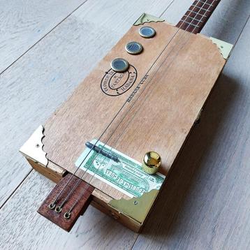 Cigar Box Guitar + Cursus 80 bladzijden + Bottleneck slide beschikbaar voor biedingen