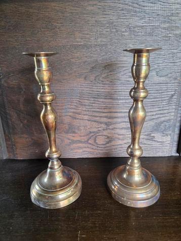 2 antieke koperen kandelaars beschikbaar voor biedingen
