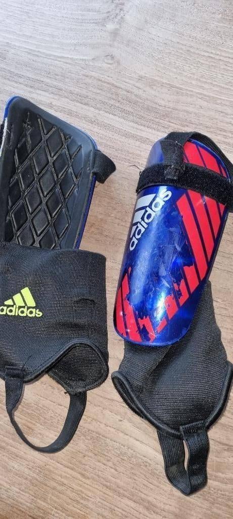 voetbalscheenlappen Adidas maat M of +/- 134 - 158, Sports & Fitness, Football, Taille S, Enlèvement ou Envoi, Utilisé, Accessoires de club
