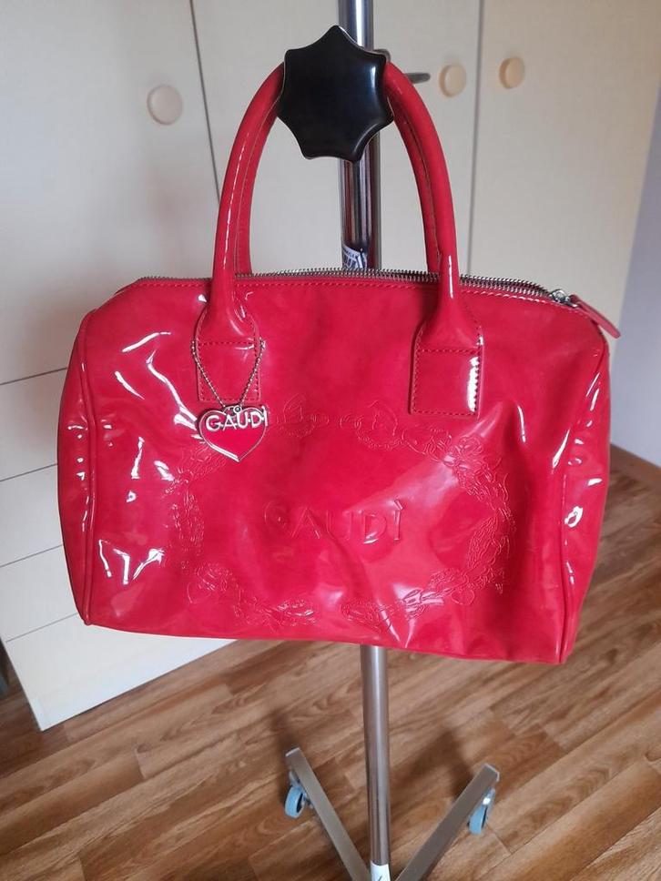 Rood laké tasje van Gaudi., Handtassen en Accessoires, Tassen | Reistassen en Weekendtassen, Zo goed als nieuw, Rood, Ophalen of Verzenden