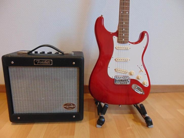 Stratocaster Stagg SES-30 - Rood + Amp Fender G-DEC Junior ., Muziek en Instrumenten, Snaarinstrumenten | Overige, Nieuw, Overige typen