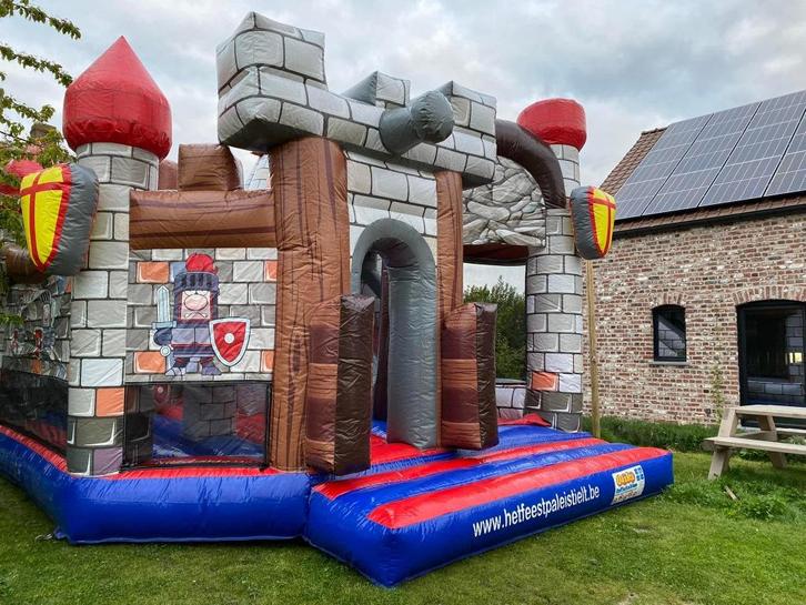 Verhuur springkasteel Ridderkasteel met grote glijbaan, Hobby en Vrije tijd, Feestartikelen | Verhuur, Verzenden