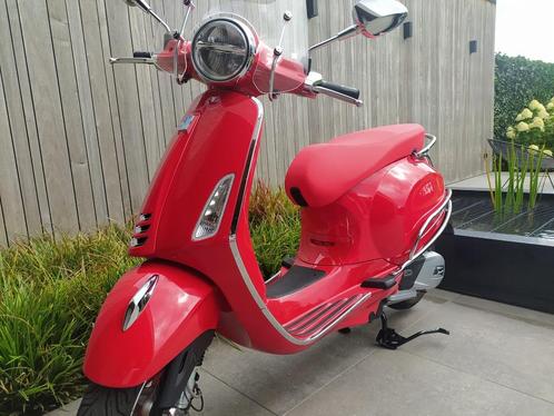 Vespa 125 primavera red edition, Motoren, Motoren | Piaggio, Particulier, Scooter, 11 kW of minder, 1 cilinder, Ophalen