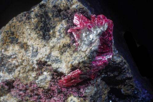 ERYTHRIEN kristallen op matrix uit Bou Azzer, Marokko., Verzamelen, Mineralen en Fossielen, Mineraal, Ophalen of Verzenden