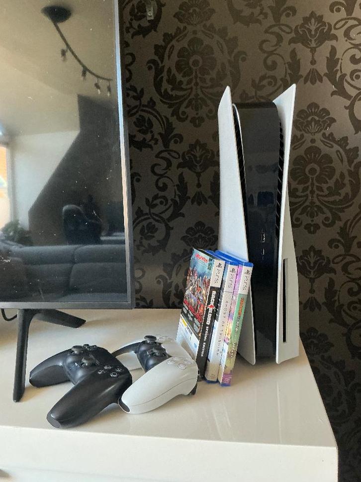 PS5 Disc edition 1TB + 2 controllers + 3 games, Games en Spelcomputers, Games | Sony PlayStation 5, Zo goed als nieuw, Ophalen