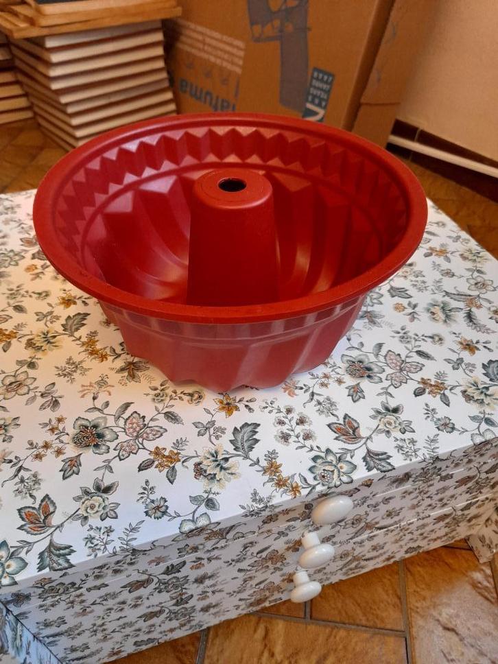Moule a cake bundt rouge - 25 cm de diamètre, comme neuf, Hobby en Vrije tijd, Taarten en Cupcakes maken, Zo goed als nieuw, Bakvorm
