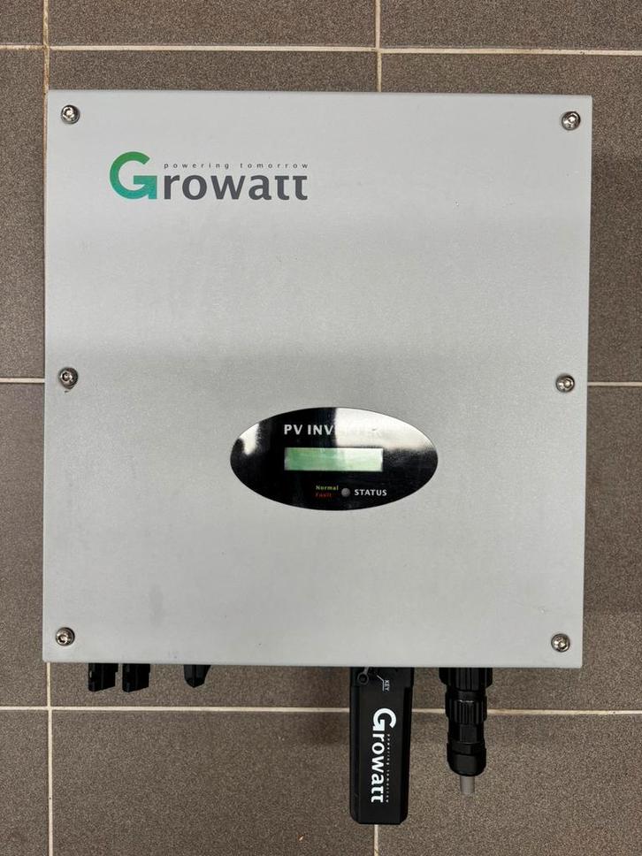 Growatt omvormer 5000 VA incl. Bevestigingsplaat en dongel, Doe-het-zelf en Bouw, Zonnepanelen en Toebehoren, Zo goed als nieuw