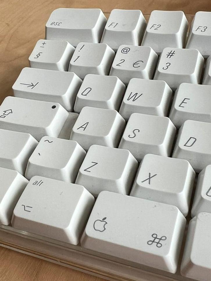 Vintage Apple Keyboard - toetsenbord qwerty, Computers en Software, Toetsenborden, Zo goed als nieuw, Ophalen of Verzenden