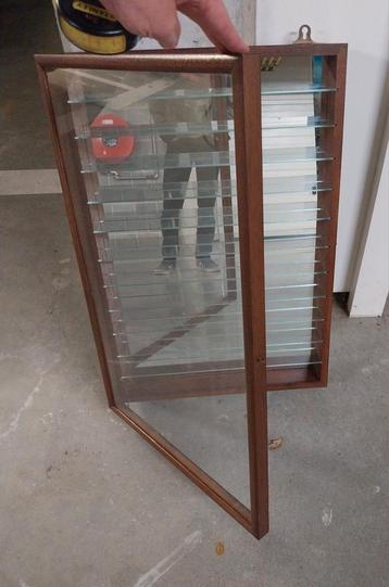 Vitrinekastje  beschikbaar voor biedingen