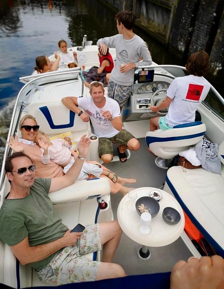 Boot Bayliner 219 Deckboat, Sports nautiques & Bateaux, Speedboat, Utilisé, 6 mètres ou plus, Essence, 200 ch ou plus, Polyester