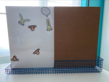 Prikbord/whiteboard met bakje beschikbaar voor biedingen