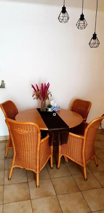 Rotan tafel met 4 bijhorende stoelen.  beschikbaar voor biedingen