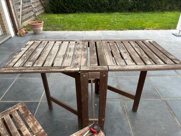 Tafel en 2 stoelen  beschikbaar voor biedingen