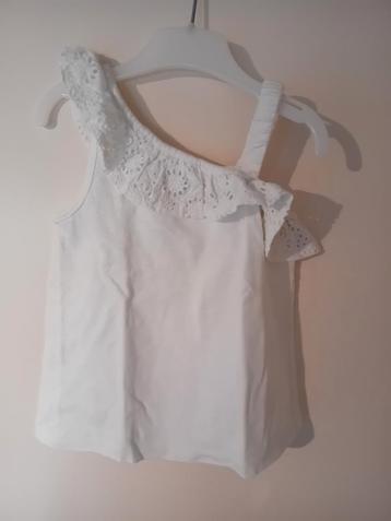 Witte asymmetrische top beschikbaar voor biedingen