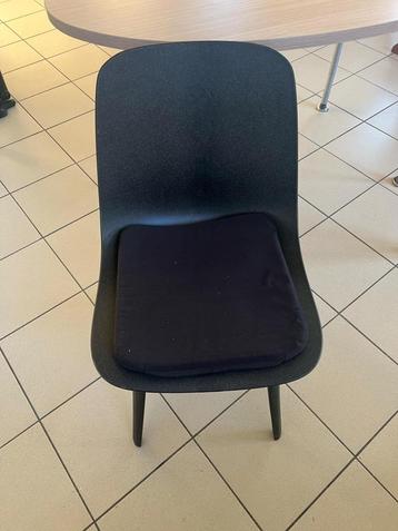 Set van 4 moderne stoelen  beschikbaar voor biedingen