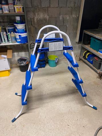 Trapje ladder zwembad  beschikbaar voor biedingen