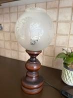 Lamp met houten voet en glazen bol met print, Ophalen